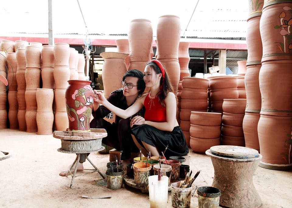 Cô thôn nữ xinh đẹp đang tạo hình cho sản phẩm gốm Phù Lãng