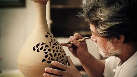 Nghệ nhân làm gốm sử dụng đôi tay khéo léo vuốt đất sét thành những hình thù mong muốn.