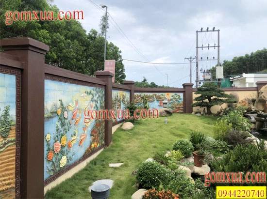 Cảnh quan sân vườn nổi bật hơn nhờ tranh gốm