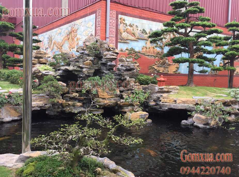 Tranh gốm đẹp trang trí sân vườn xung quanh bể cá Koi